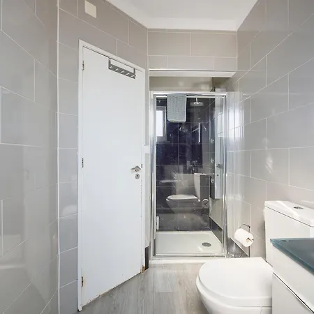Elegant 3-bedroom With Tejo River View In Alameda 리스본