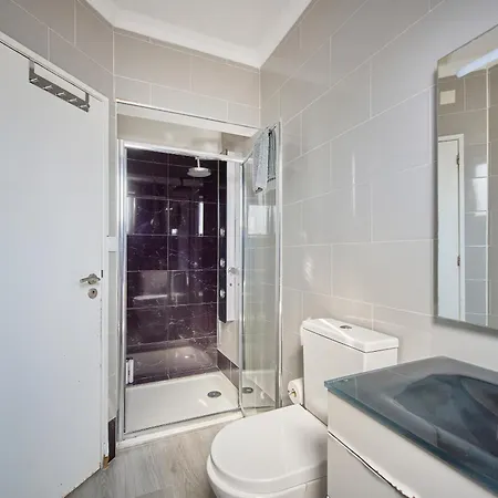 Elegant 3-bedroom With Tejo River View In Alameda * 리스본