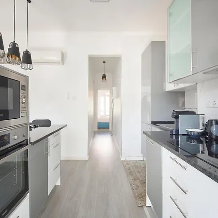 Апартаменты Elegant 3-bedroom With Tejo River View In Alameda