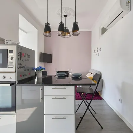 Elegant 3-bedroom With Tejo River View In Alameda 리스본